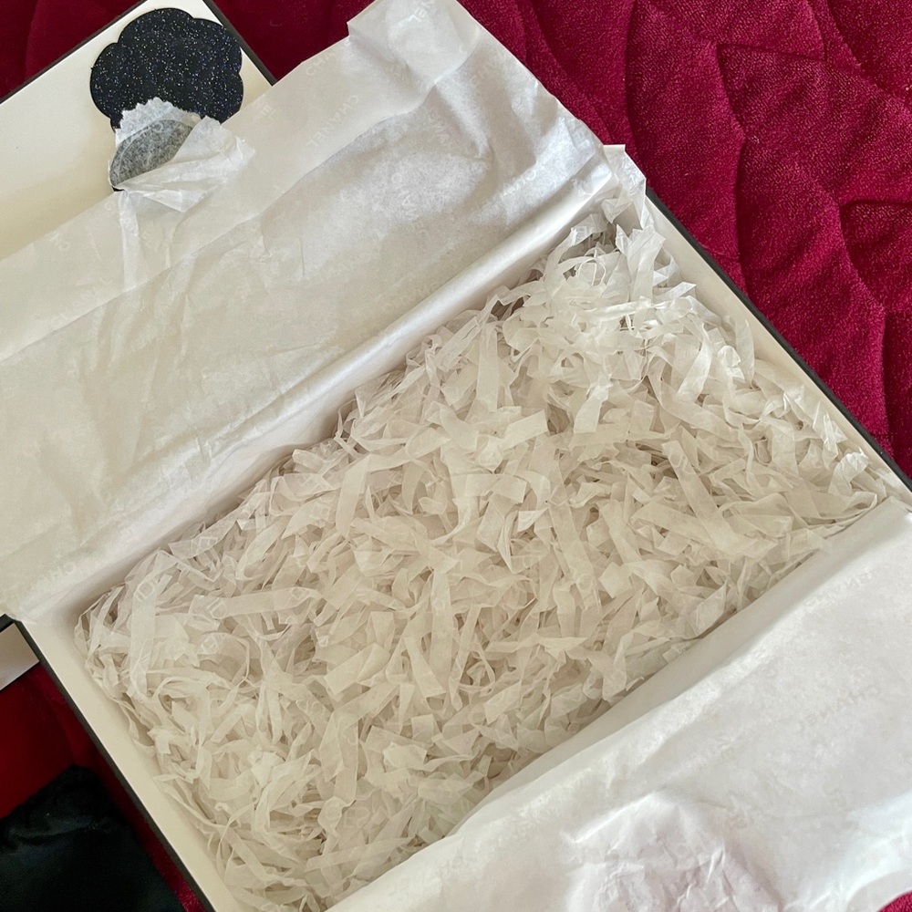 CHANEL Gift Box – Camellia, Sachet & Raffia – 8.5” Luxe Display - Picture 4 of 4